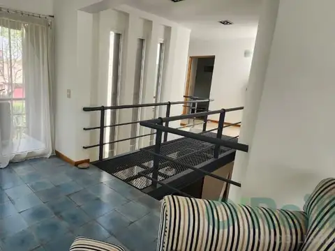 Casa en Alquiler con 4 cocheras