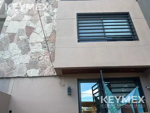 Casa en alquiler con pileta y cochera