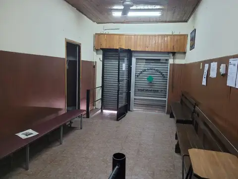 CASA MAS CONSULTORIOS EN FLORENCIO VARELA. PERMUTA