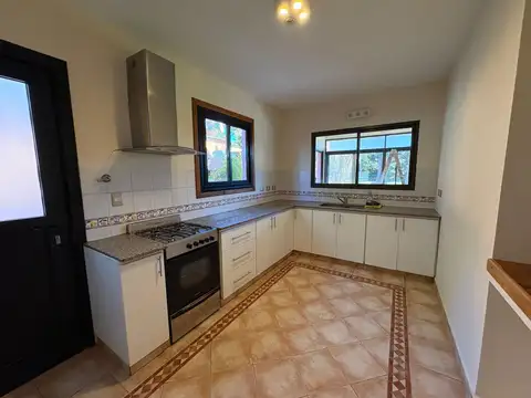 Casa 4 ambientes con 2 baños