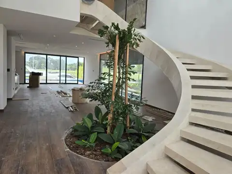 Casa en Alquiler con 2 cocheras