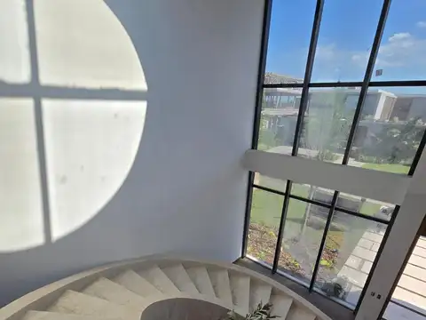 Casa en Alquiler con 2 cocheras