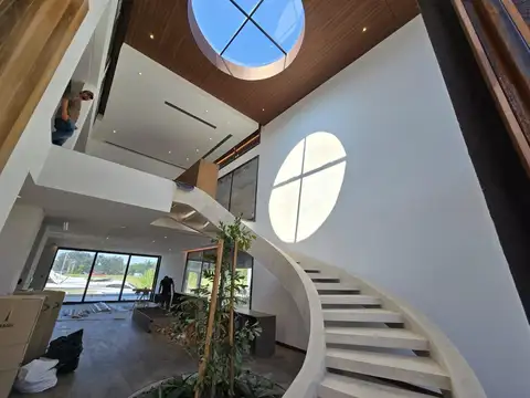 Casa 7 ambientes con 5 baños