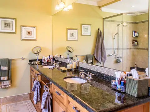 Casa 5 ambientes con 4 baños