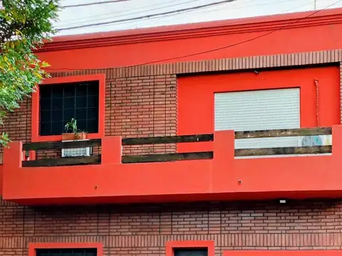 Casa en barrio pichincha, 2 dormitorios con balcón y terraza