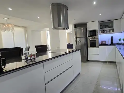 Enorme 3 ambientes con balcon con parrilla