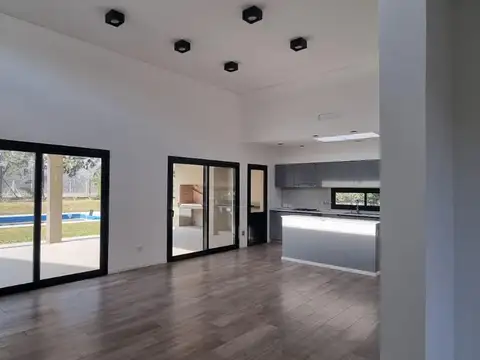 Casa en Venta con 4 cocheras