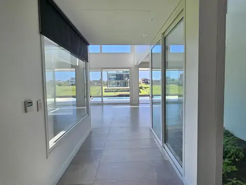 Casa en Alquiler con 2 cocheras