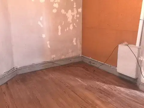 Venta, depto de dos ambientes y medio, a reciclar