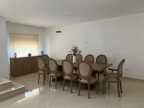 VENTA CASA 6 AMB. C/ PILETA -APTO CREDITO- C EVITA