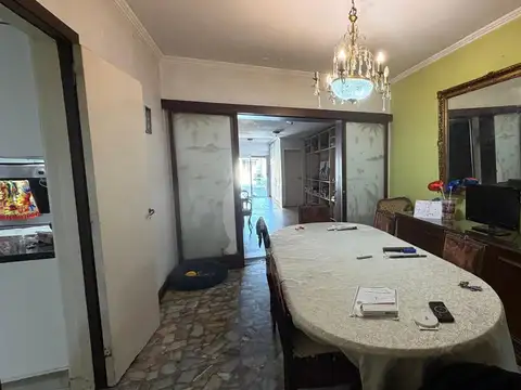 Casa 7 ambientes con 2 baños