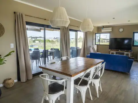 Casa 6 ambientes con 2 baños