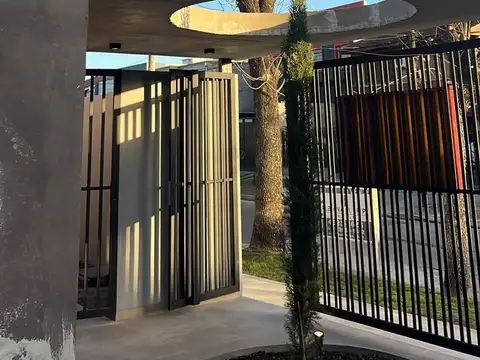 Casa en Venta con 3 cocheras
