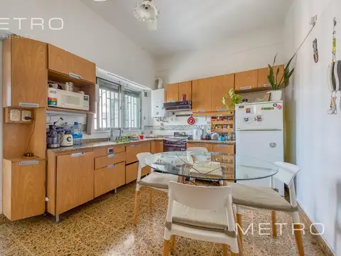 Casa Multifuncional en Venta, 9 ambientes,  en Lanús con oficina comercial al frente