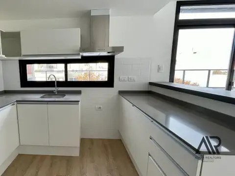 Apartamento en venta de 4 dormitorios c/ cochera en Barrio Sur