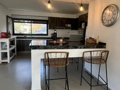 Casa 4 ambientes con 3 baños