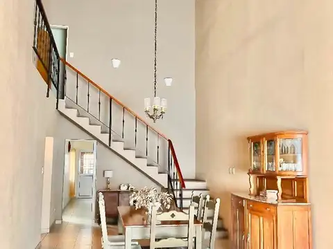 Casa 6 ambientes con 2 baños