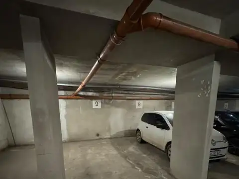 Cochera con acceso en rampa y portón automático