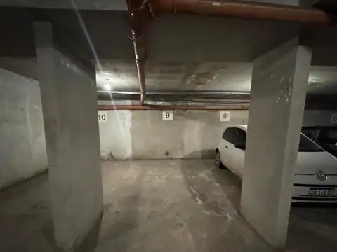 Cochera con acceso en rampa y portón automático