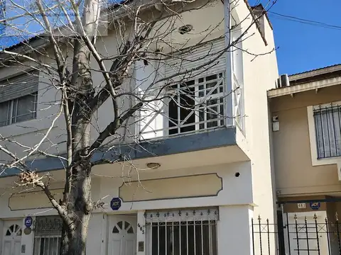 Venta de Triplex 4 ambientes - zona Ramos Mejia