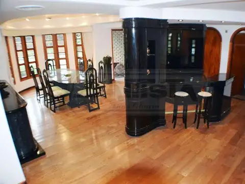 Casa 8 ambientes con 6 baños