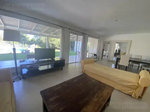 Casa 7 ambientes con 4 baños