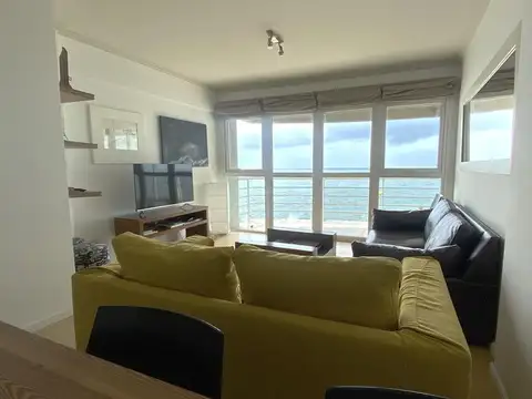 Depto 4 ambientes con balcon saliente y vista plena al mar.
