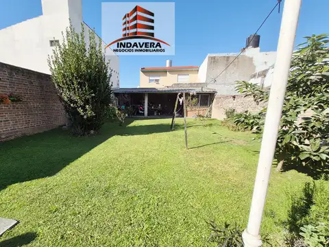 Excelente PH tipo casa de 320 m2 Totales. 3 Amb. Quincho. Hermoso Fondo. Caseros Centro