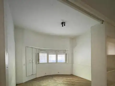 Oficina en PH 3 Ambientes en Planta Baja Al Frente con Patio - No Apto Vivienda