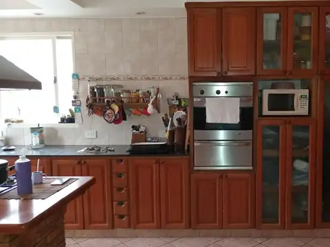 VENTA CASA  5 AMB EN CIUDADELA CON FONDO, PARQUE  Y COCHERA