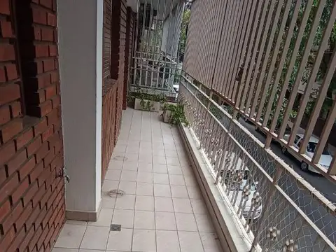 depto en alquiler excelente zona con balcon, patio y cochera