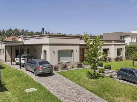 Casa en Venta 5 Ambientes con Pileta y 4 Dormitorios en Barrio Monet, Los Cardales
