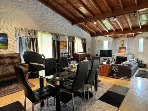 Casa 4 ambientes con 2 baños