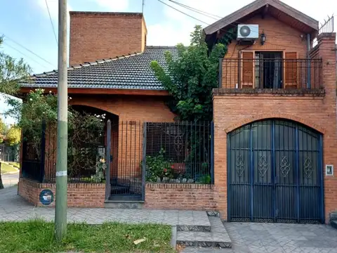 Casa en Venta con 2 cocheras