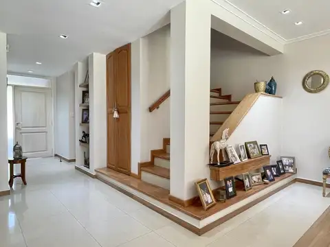 Casa en Alquiler con 2 cocheras