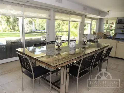 Casa en Venta con 4 cocheras