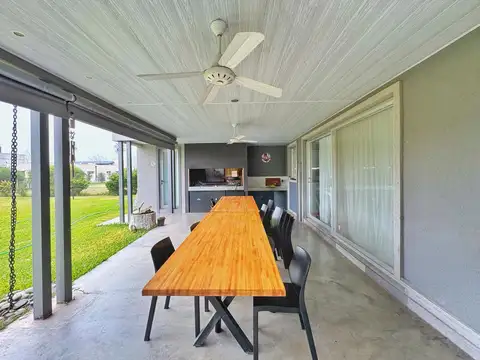 Casa en Venta con 3 cocheras