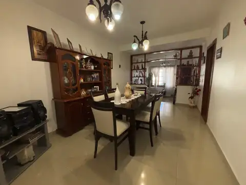 Casa 5 ambientes con 4 baños