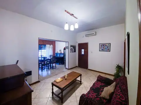 VENTA CASA 4 DORMITORIOS CON JARDIN Y COCHERA - B° MATHEU