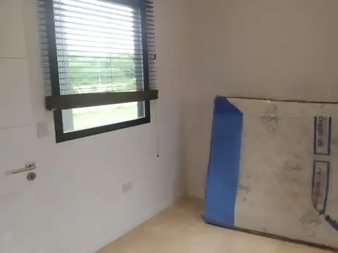 EXCELENTE CASA DE 5 AMBIENTES A LA VENTA , PARRILLA Y PILETA,180m2 BARRIO SANTA ANA - TIGRE