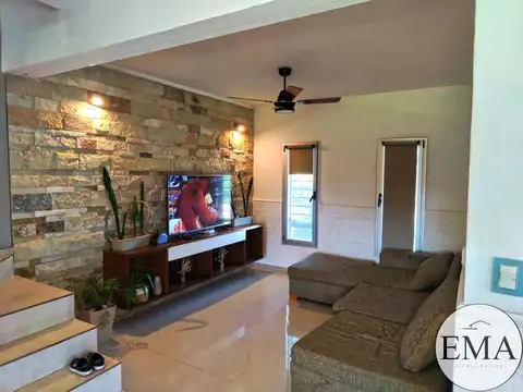 Casa 7 ambientes con 2 baños