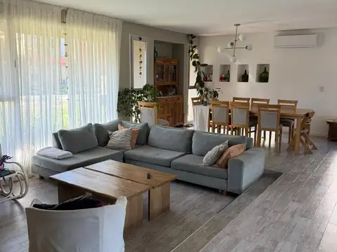 Casa 10 ambientes con 2 baños