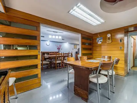 Casa 10 ambientes con 4 baños