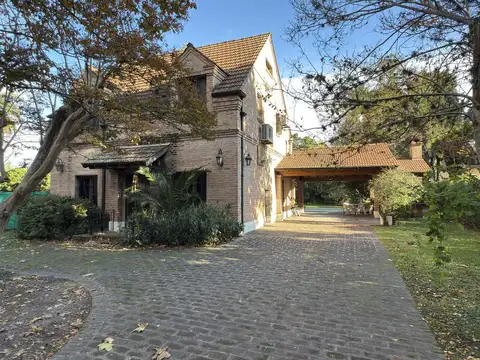 Casa en venta en Bella Vista, sobre Gaspar Campos.