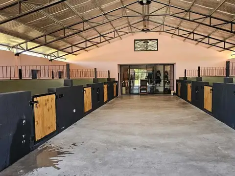 Campo de 7ha y 1900m2 construidos en Venta en Open Door