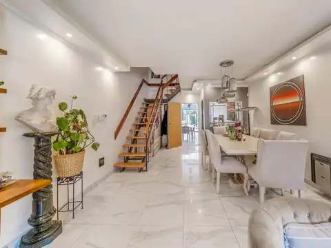 Casa en Venta con 2 cocheras