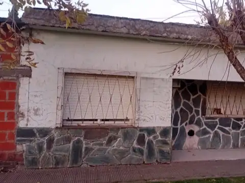 Amplia casa de 2 dormitorios en Hernández
