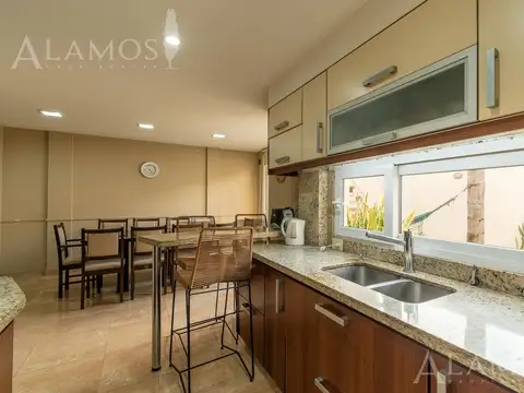 VENTA CASA 4 AMBIENTES EN RAMOS MEJIA CON PILETA