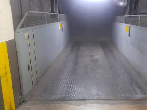 Cochera Fija y Cubierta en 1er Sub por Montacargas