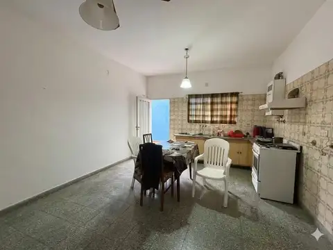 VENTA CASA DE PASILLO ÚNICO DOS DORMITORIOS Y PATIOS BARRIO NUESTRA SEÑORA DE LOURDES